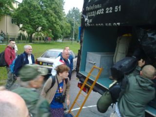 Na Helu rankiem pakujemy bagaże do ciężarówki